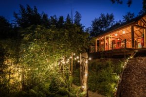 EtxeXuria-cabane terrasse et passerelle nuit de loin