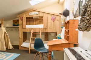 EtxeXuria-chambre cabane vue lit cabanesjpg