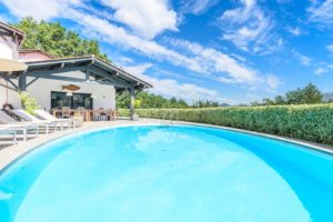 EtxeXuria-piscine méga grande ciel et maison