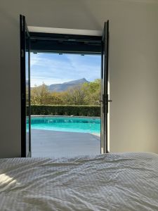 Chambre donnant sur la piscine