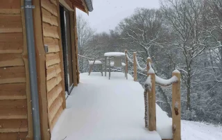 Balcon du chalet sous la neige