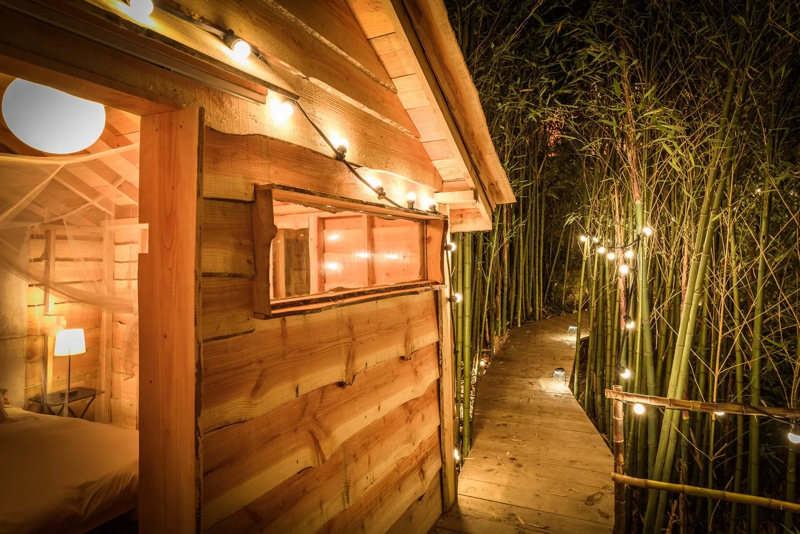 Cabane glamping dans la forêt de bambous, éclairée la nuit