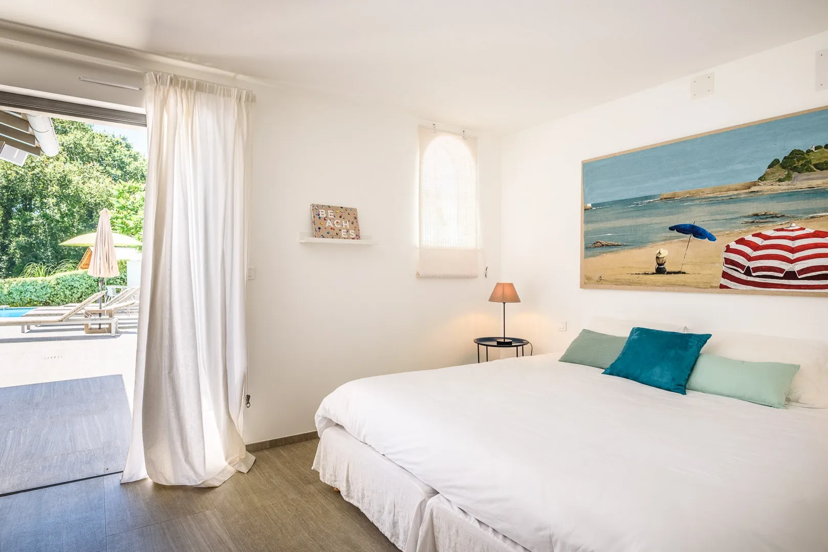 Chambre ouverte sur la piscine