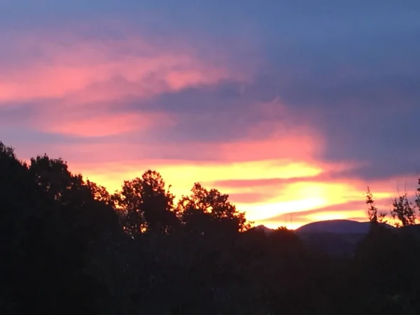 Ciel rose au lever du soleil sur la Rhune