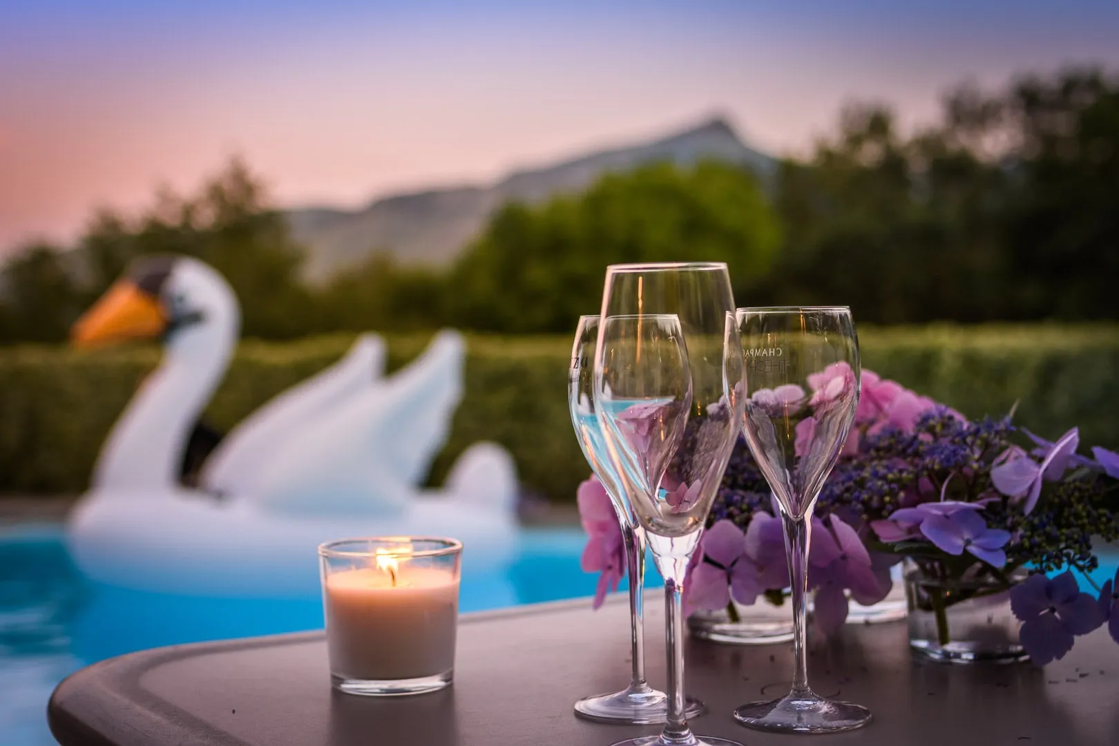 Coupe de champagne au bord de la piscine au coucher du soleil sur la Rhune Coupe de champagne au bord de la piscine au coucher du soleil sur la Rhune