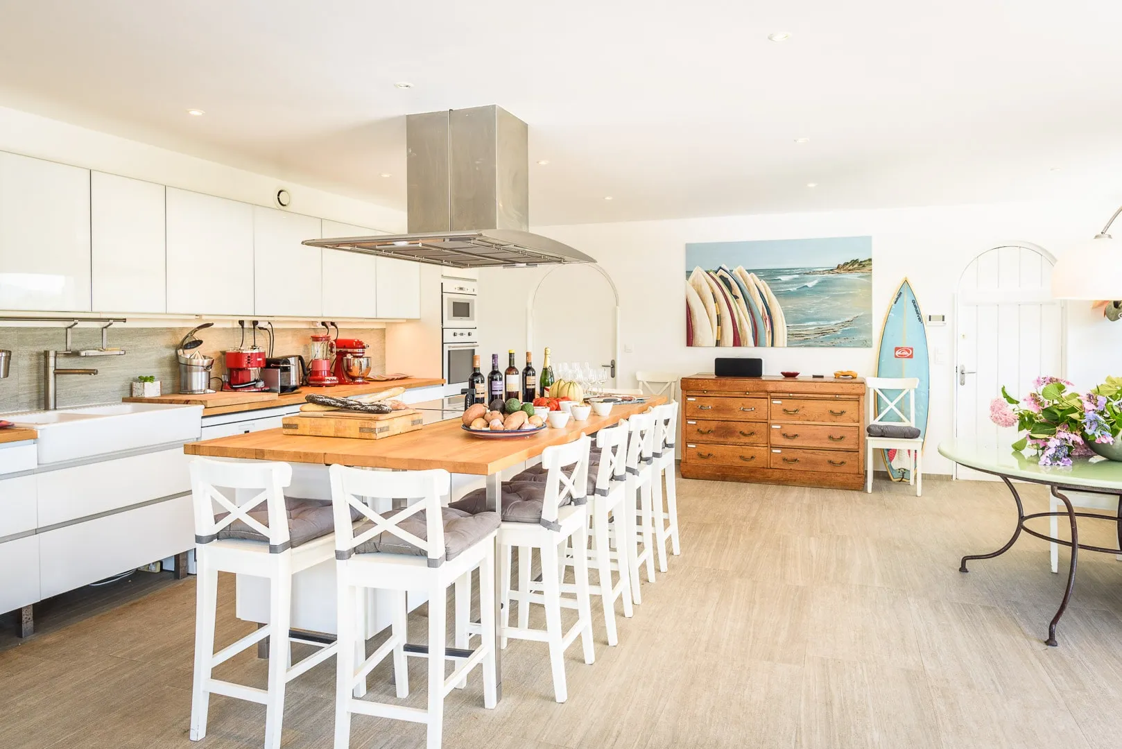 Cuisine équipée avec bar, tableau noir et table en pierre de lave