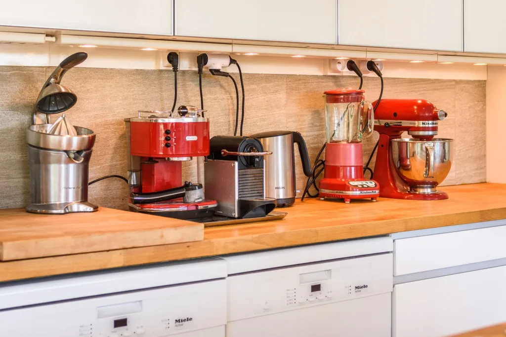 Cuisine professionnelle : deux fours, robots et électroménager