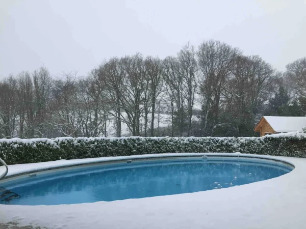 La piscine d'Etxe Xuria sous la neige