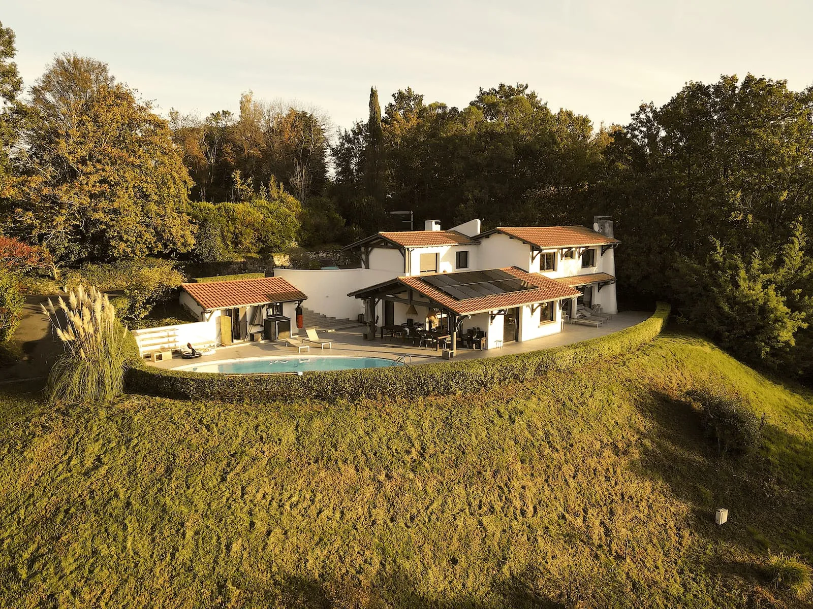 Maison basque blanche avec piscine au milieu de la forêt, face à la Rhune Maison basque blanche avec piscine au milieu de la forêt, face à la Rhune