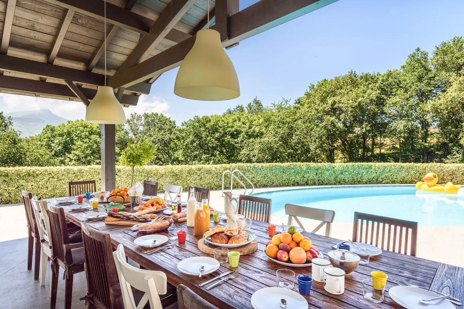 Petit-déjeuner sur la terrasse au bord de la piscine